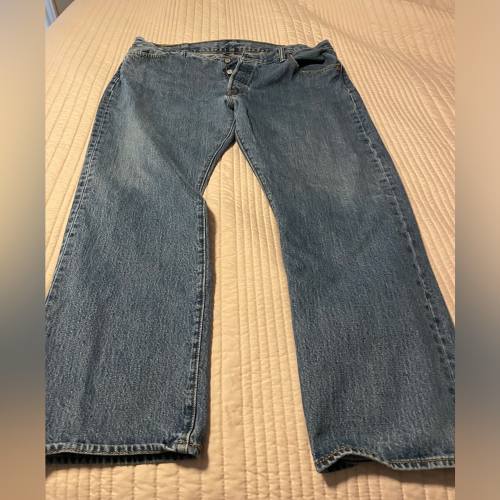 Men’s Levi 501 button fly jeans. Like new condition. Size 40 waist 30 length.
